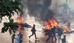 Demo Ojol Di Grahadi Surabaya Ricuh, Sejumlah Motor Di Bakar Pendemo